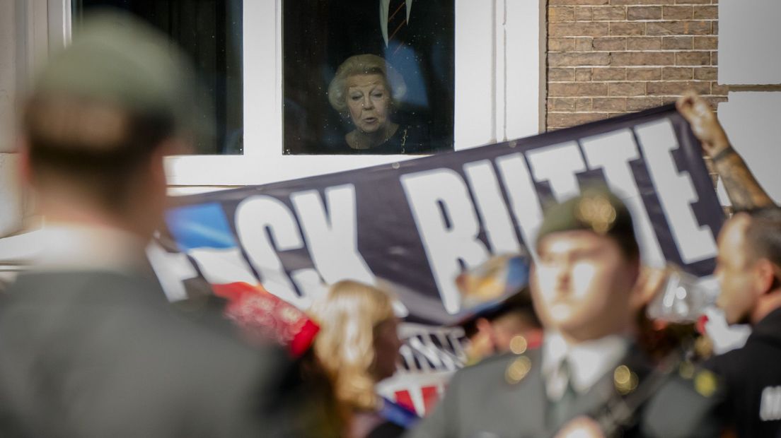 Prinses Beatrix bekijkt de koninklijke stoet op Prinsjesdag