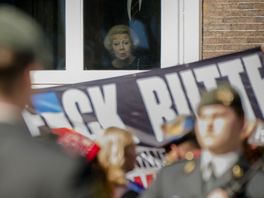 Haagse nieuwsfoto van de maand: prinses Beatrix ziet niks van Glazen Koets door demonstranten