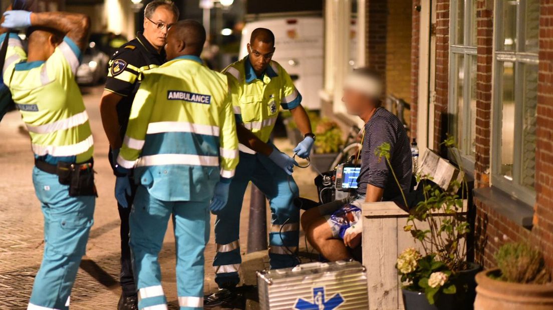 De 49-jarige Hagenaar die gewond raakte bij de steekpartij wordt behandeld door medisch personeel.