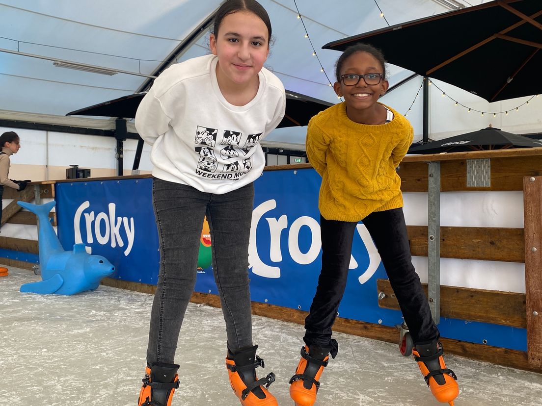 De meiden Hajar en Jénaira uit groep 8