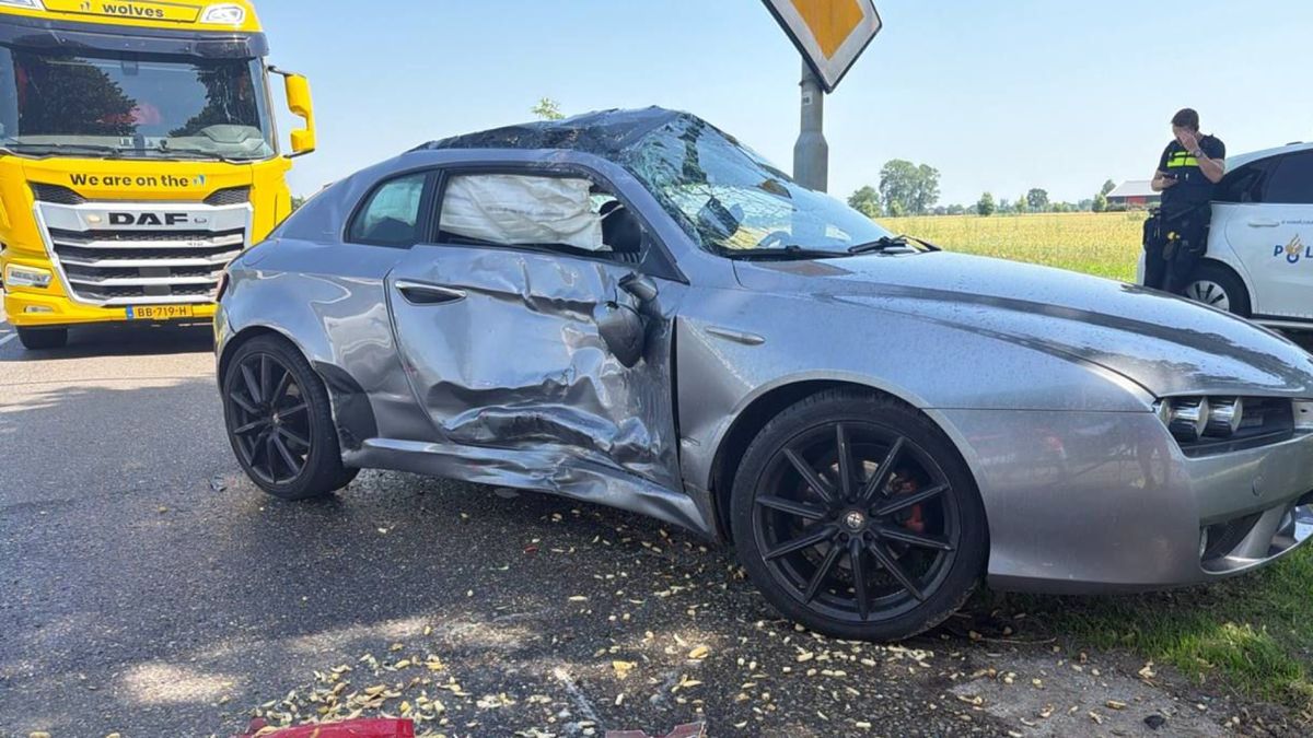 Automobilist gewond nadat vrachtwagen auto meesleurt