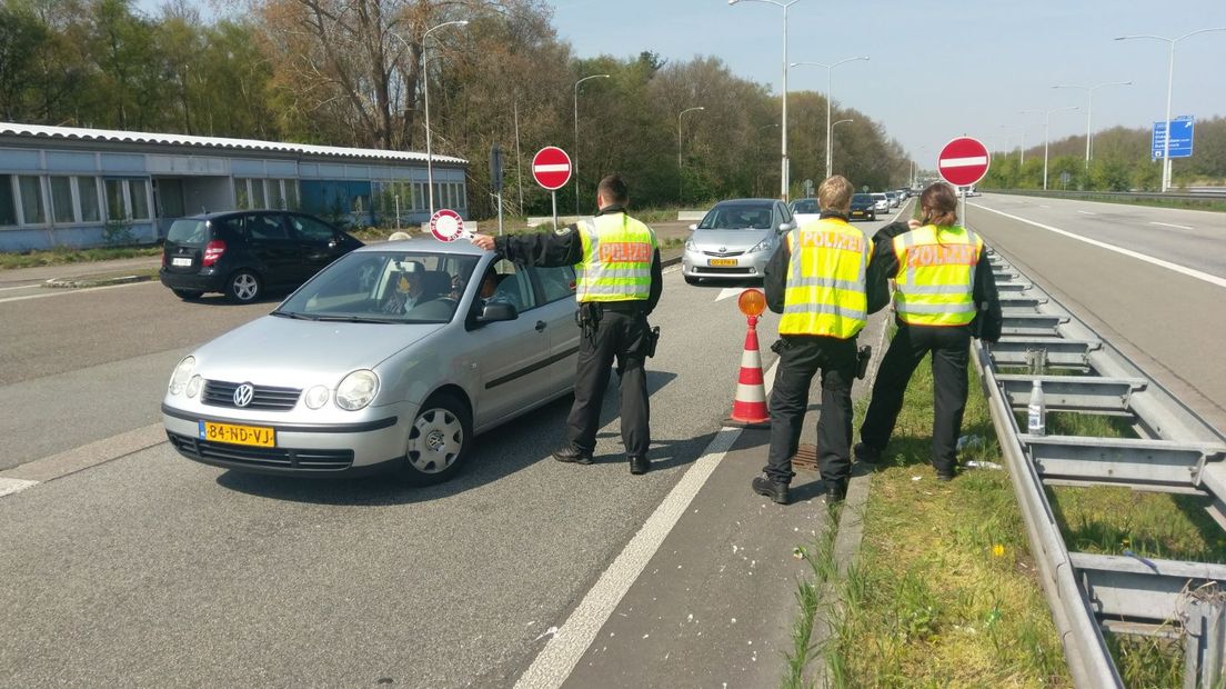 De Duitse politie houdt donderdagmiddag een grote grenscontrole bij de A12. Alle voertuigen worden daar gecontroleerd. Daardoor staan er nu files op de snelweg.