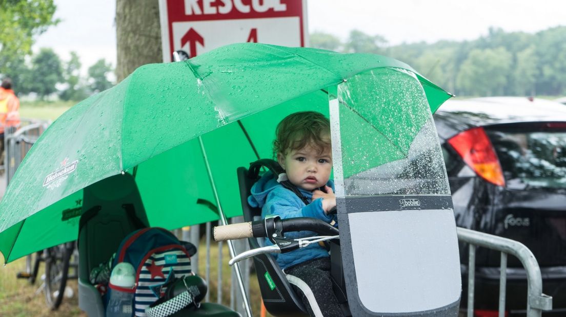 Wachten onder moeders paraplu (Rechten: RTV Drenthe/Kim Stellingwerf)