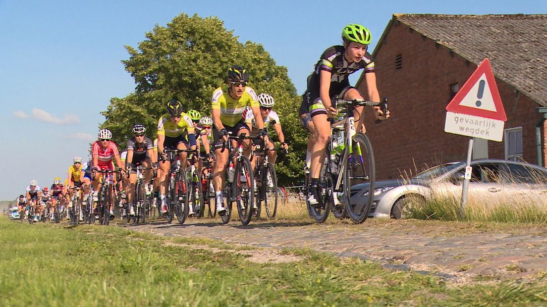 Passage over een van de kasseistroken in de BeNe Ladies Tour