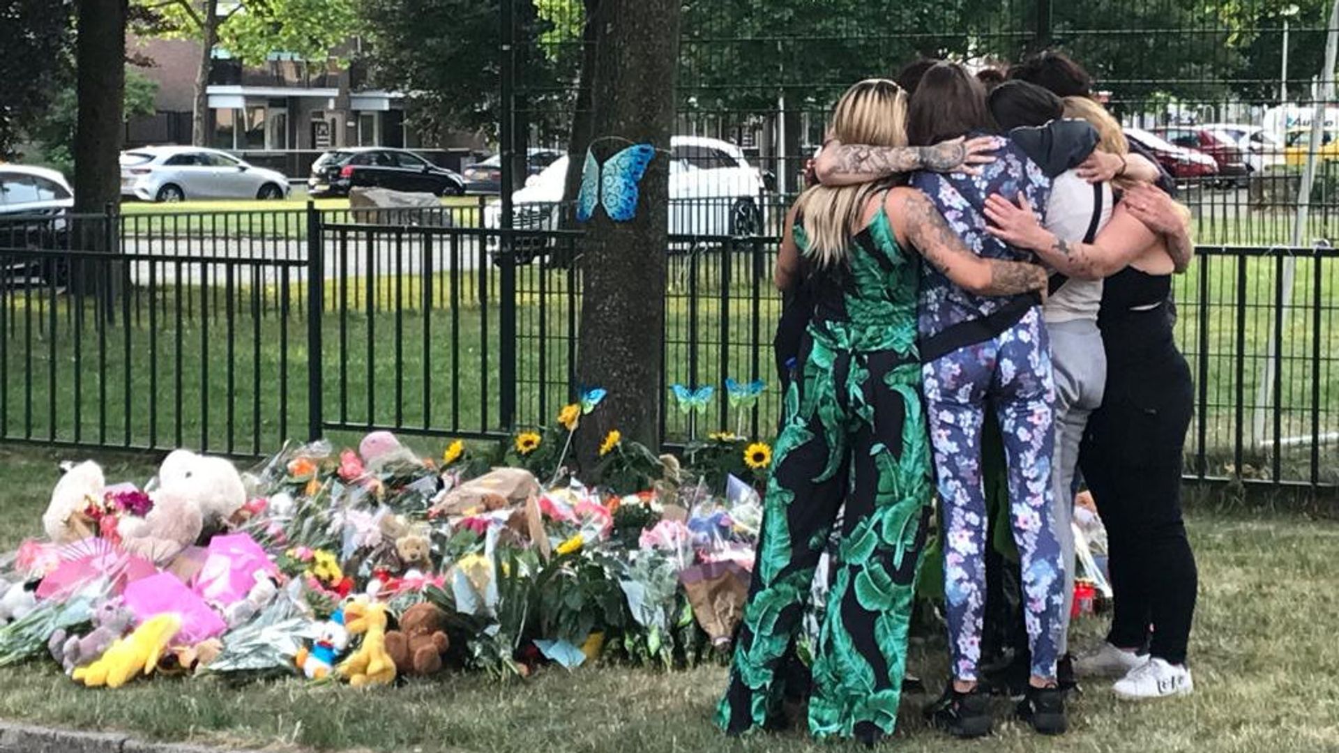 De zussen van Gino waren aanwezig bij een emotionele herdenkingsbijeenkomst in Kerkrade.