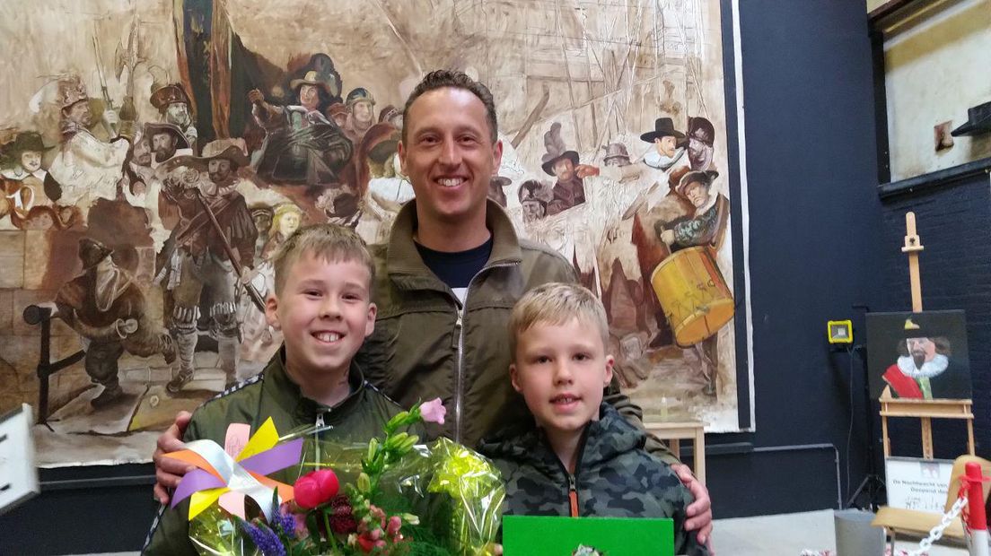 Bas Limonard en zijn zoons werden door de organisatie in de bloemetjes gezet (RTV Drenthe/Erwin Kikkers)