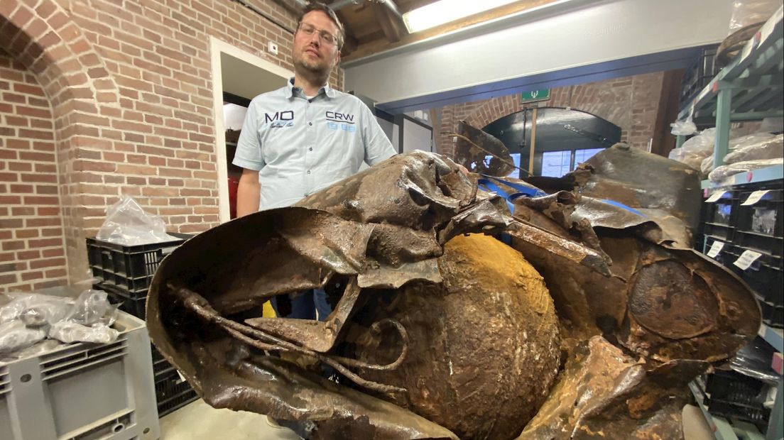 Het verwrongen middenstuk van de Deventer V1-bom met archeoloog Bart Vermeulen