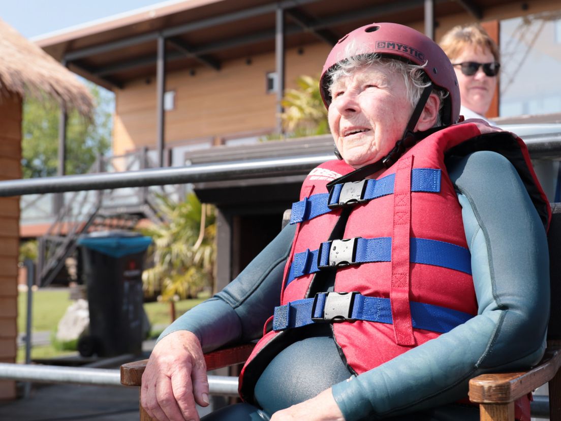 Wilma (90) bindt waterski's onder: 'Ben blij als ik een rondje haal'