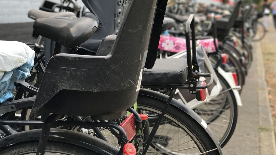 Kinderzitjes op fietsen buiten de bijeenkomst woensdag.