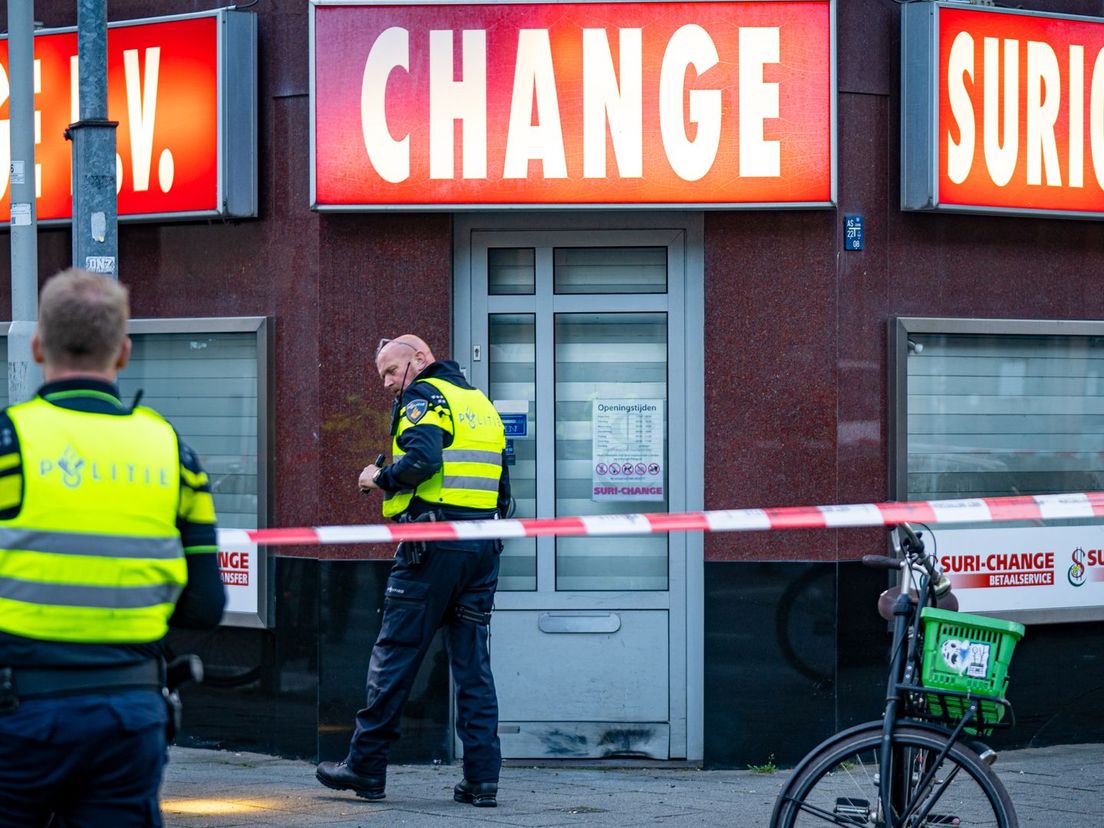 Het hoofdkantoor van geldwisselketen Suri-Change zit aan de West-Kruiskade in Rotterdam.