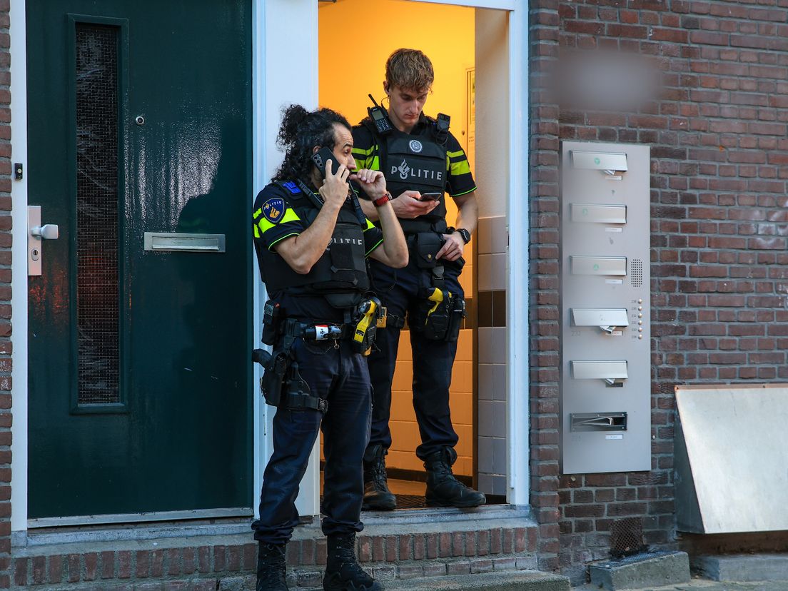 Politie bij de woning waarin is geschoten.