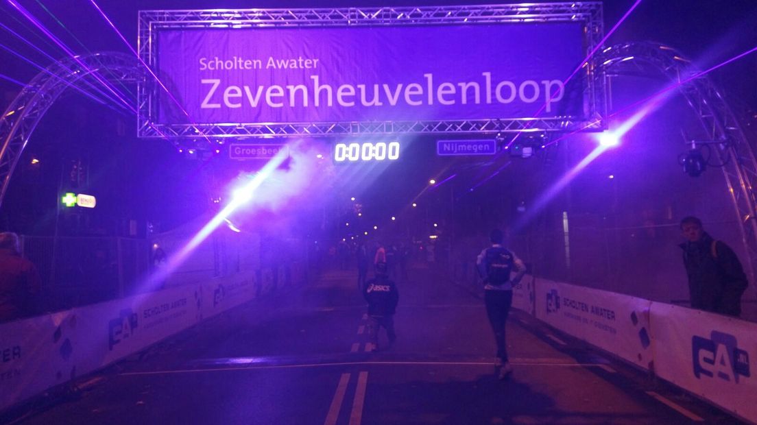 7500 hardlopers zijn om 19.00 uur op de Groesbeekseweg in Nijmegen van start gegaan voor de Zevenheuvelennacht. De organisatie heeft het parcours extra gecontroleerd op dode takken in de bomen, vanwege de harde wind die op komst is.