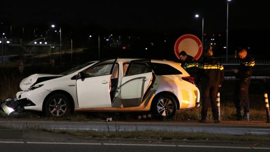 Man crasht met gestolen auto na politieachtervolging | Flinke ravage na botsing tussen scooter en auto. Man crasht met gestolen auto na politieachtervolging | Flinke ravage na botsing tussen scooter en auto.