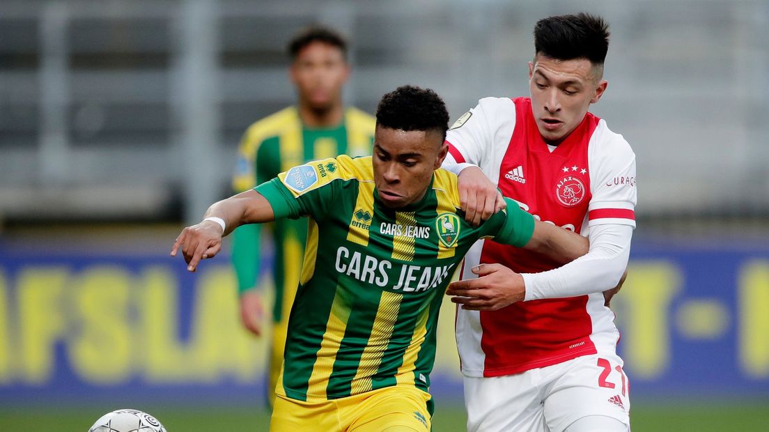 Vicente Besuijen van ADO Den Haag in duel met Lisandro Martinez van Ajax