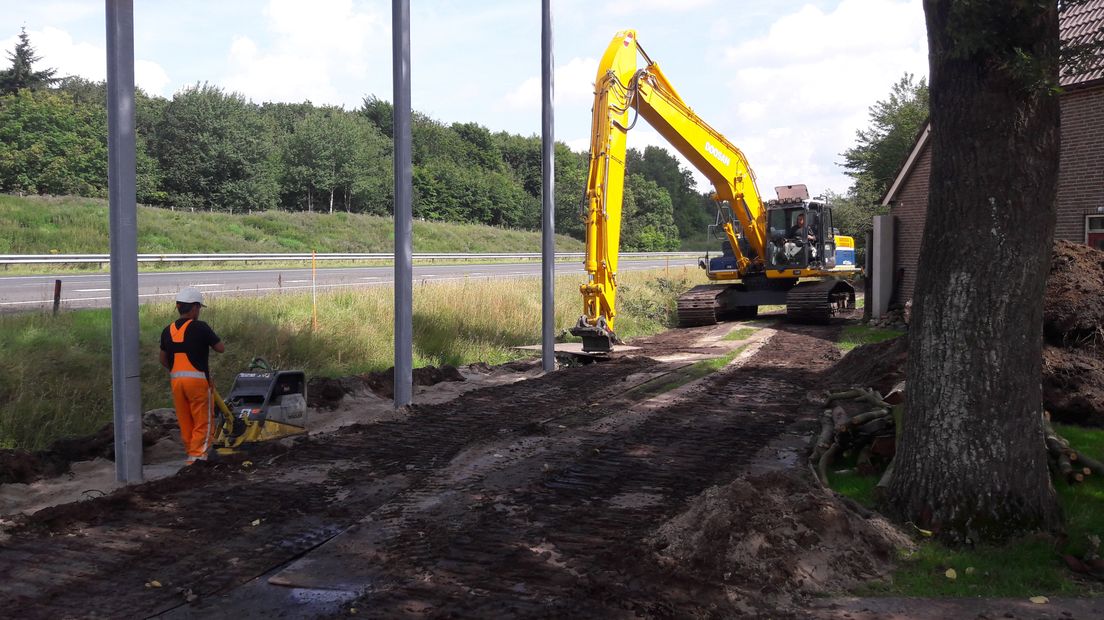 Een kraan maakt ruimte voor het geluidsscherm langs de A28 (Rechten: Willem Tanis)