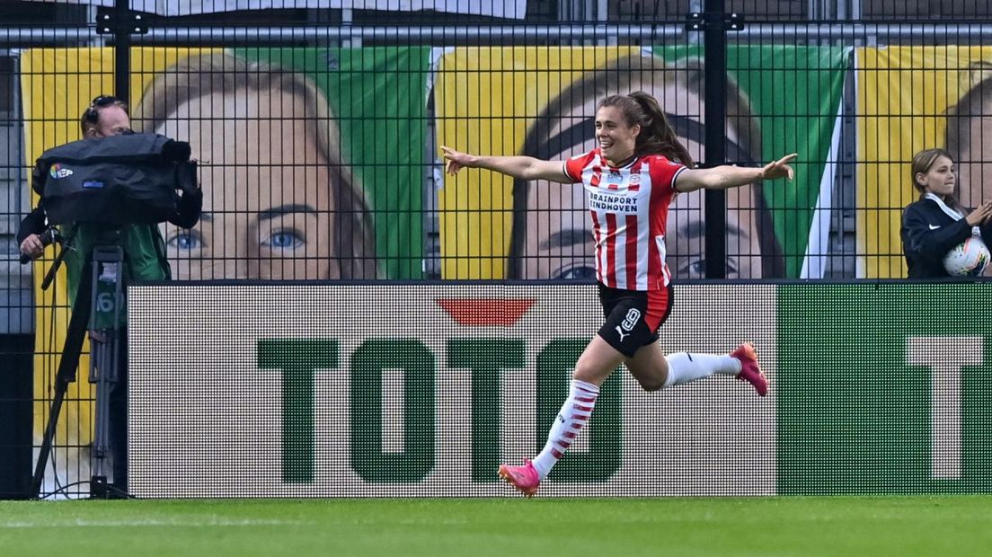 Joelle Smits kopte PSV op voorsprong I