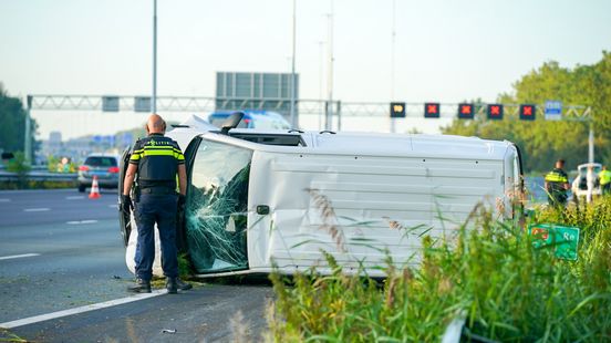 Vier rijstroken dicht na ongeluk A2 Nieuwegein. Vier rijstroken dicht na ongeluk A2 Nieuwegein.