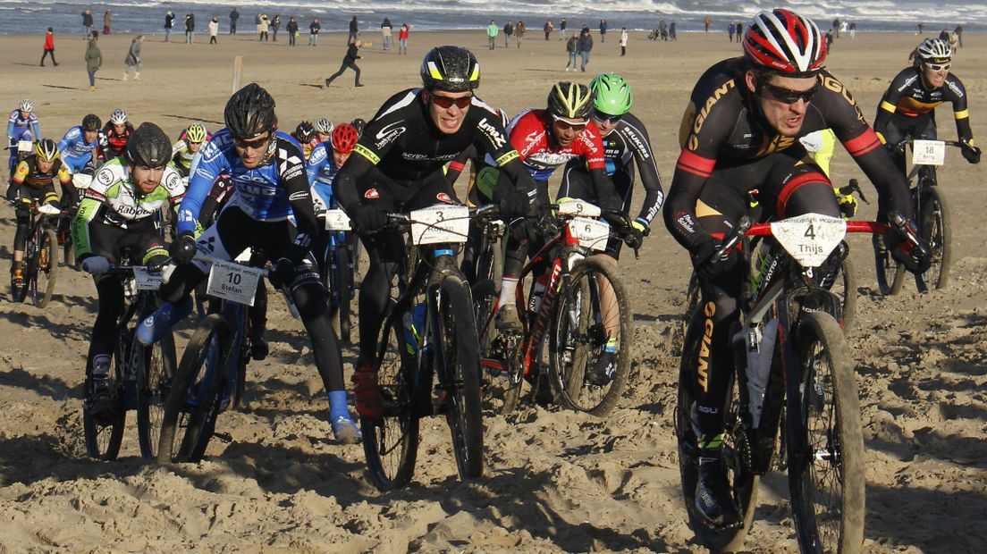 Mountainbike Beachrace, Noordwijk: Thijs Zonneveld (r) op weg naar de winst in 2014.