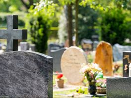 Vrouw doet paranormale sessie op begraafplaats, nabestaanden krijgen haar privégegevens niet