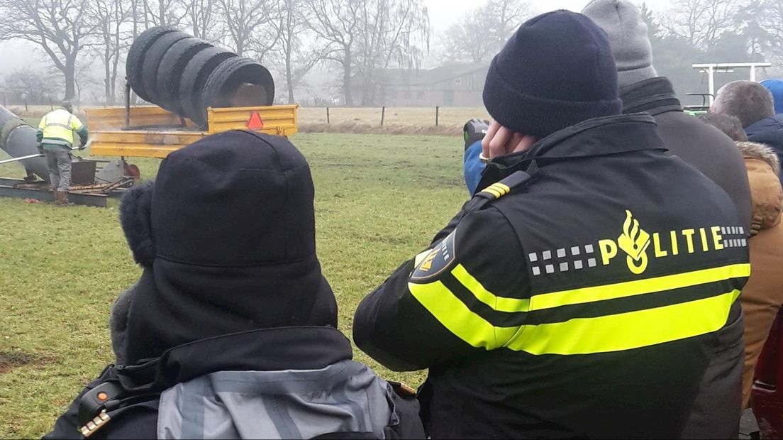 Agenten nemen een kijkje tijdens het oorverdovende carbid-spektakel in Glanerbrug