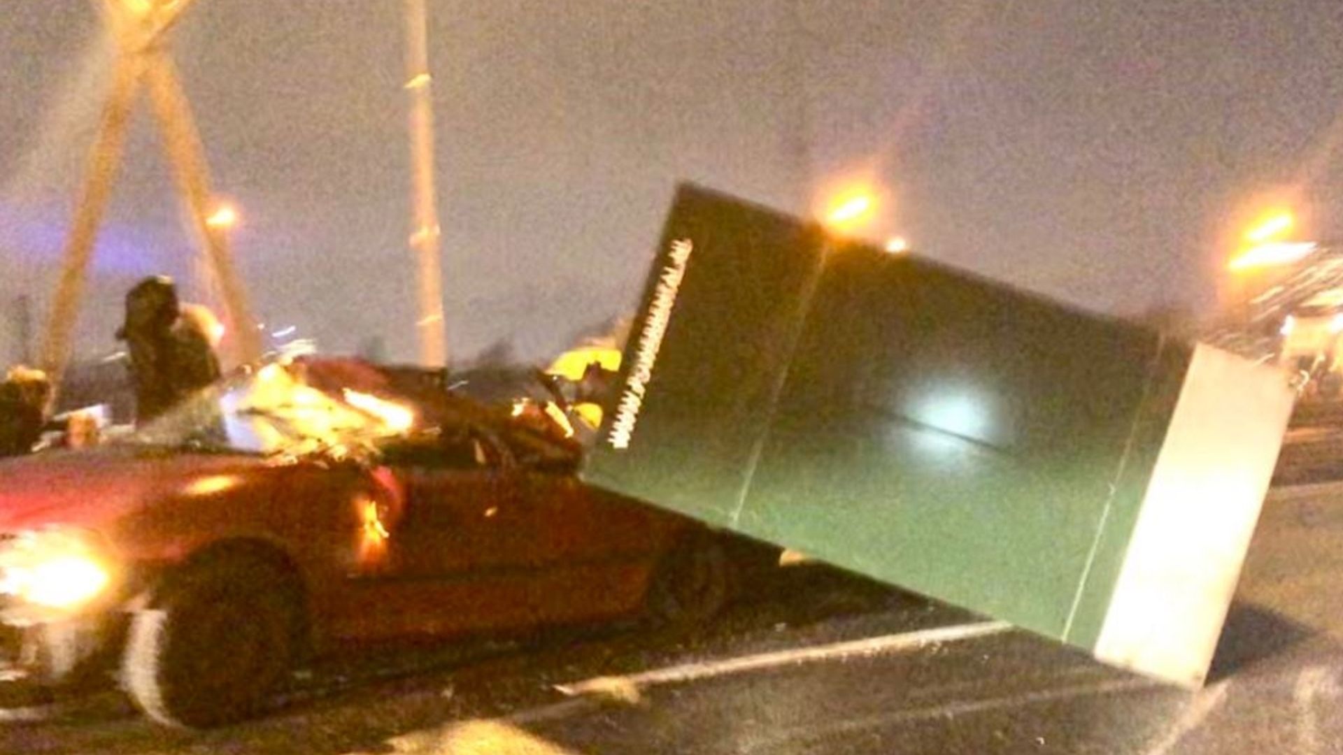 Een aggregaat van 6000 kilo belandt op de auto van Dick en Hester