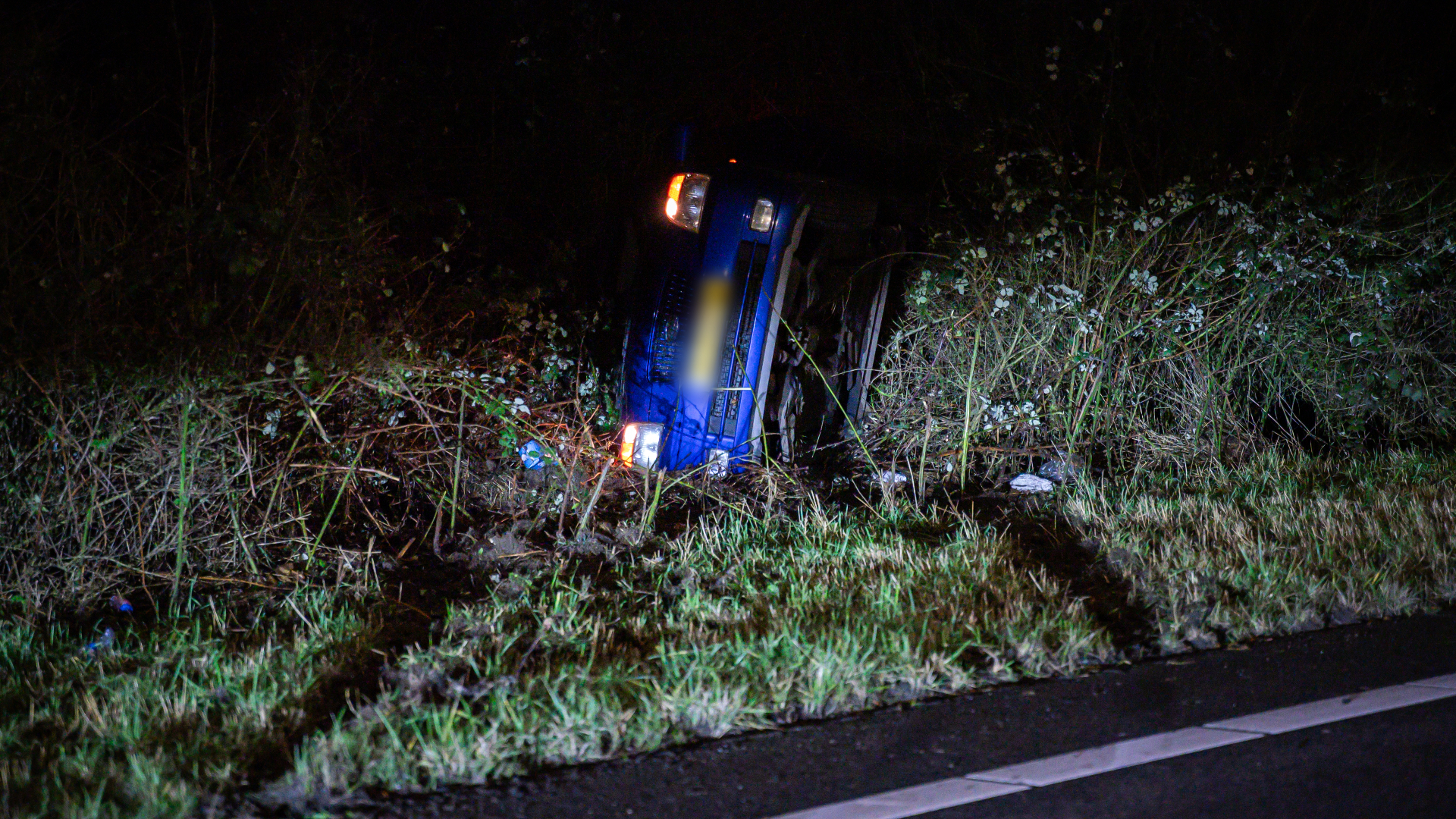 De auto kwam op z'n zijkant in de berm terecht.