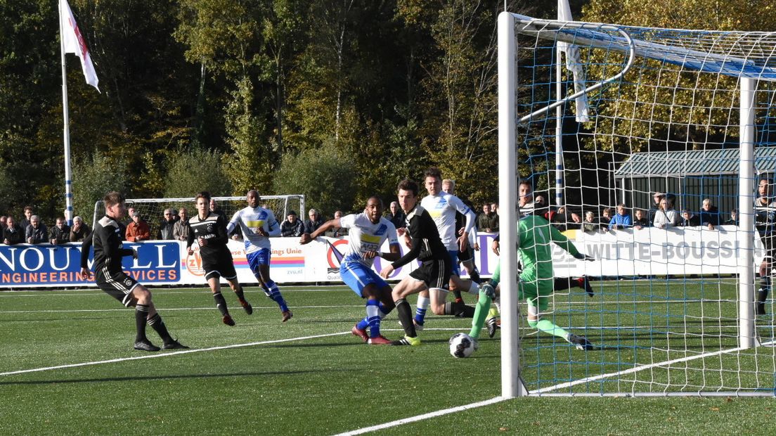 Uit de draai schiet Kyle Doesburg Hoek op een 3-2 voorsprong tegen Ajax