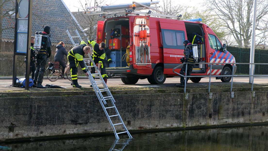 Duikers van de brandweer op de Buitenwatersloot in Delft