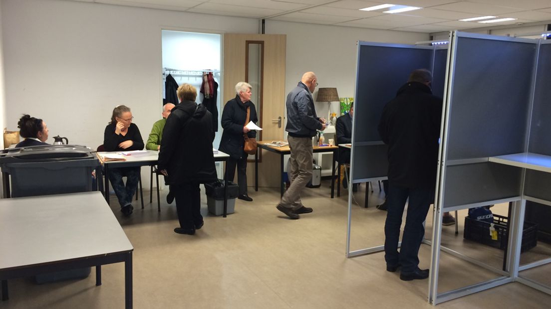 Bij het stembureau in Veenendaal is het behoorlijk druk.