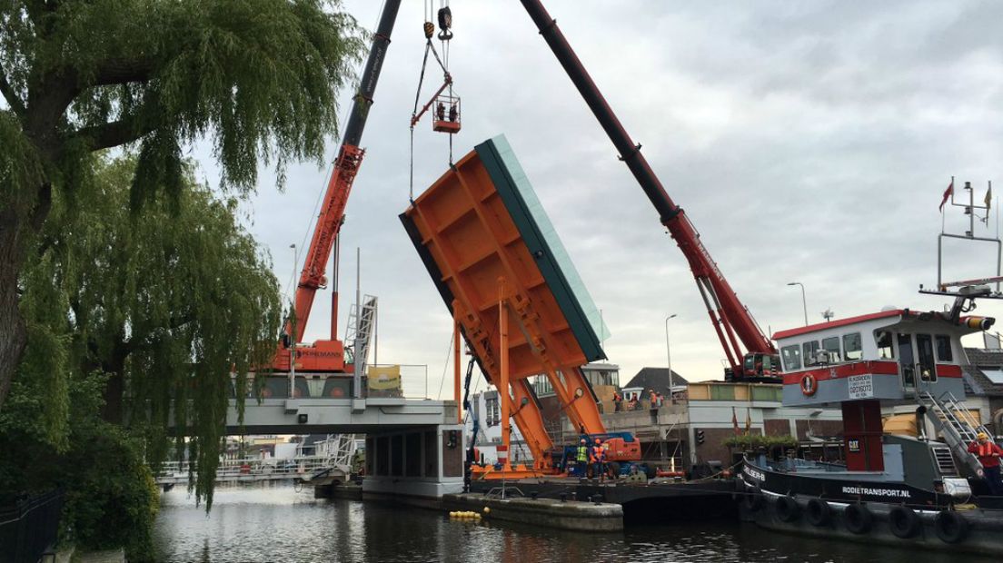 Het inhijsen van de Koningin Julianabrug in Alphen.