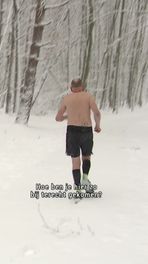 Jodi rent half naakt in sneeuw