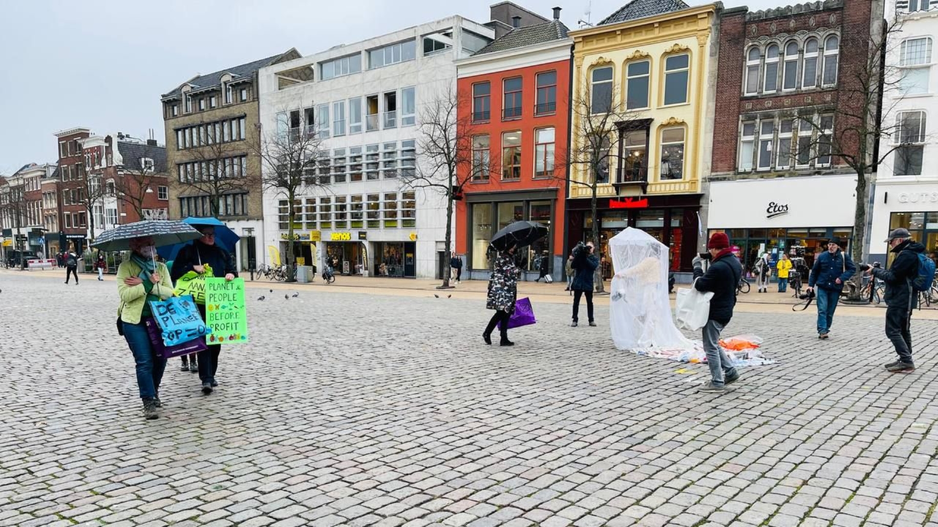 Protest Op Vismarkt Tegen Black Friday: 'De Koopjes Van Toen Is Het ...