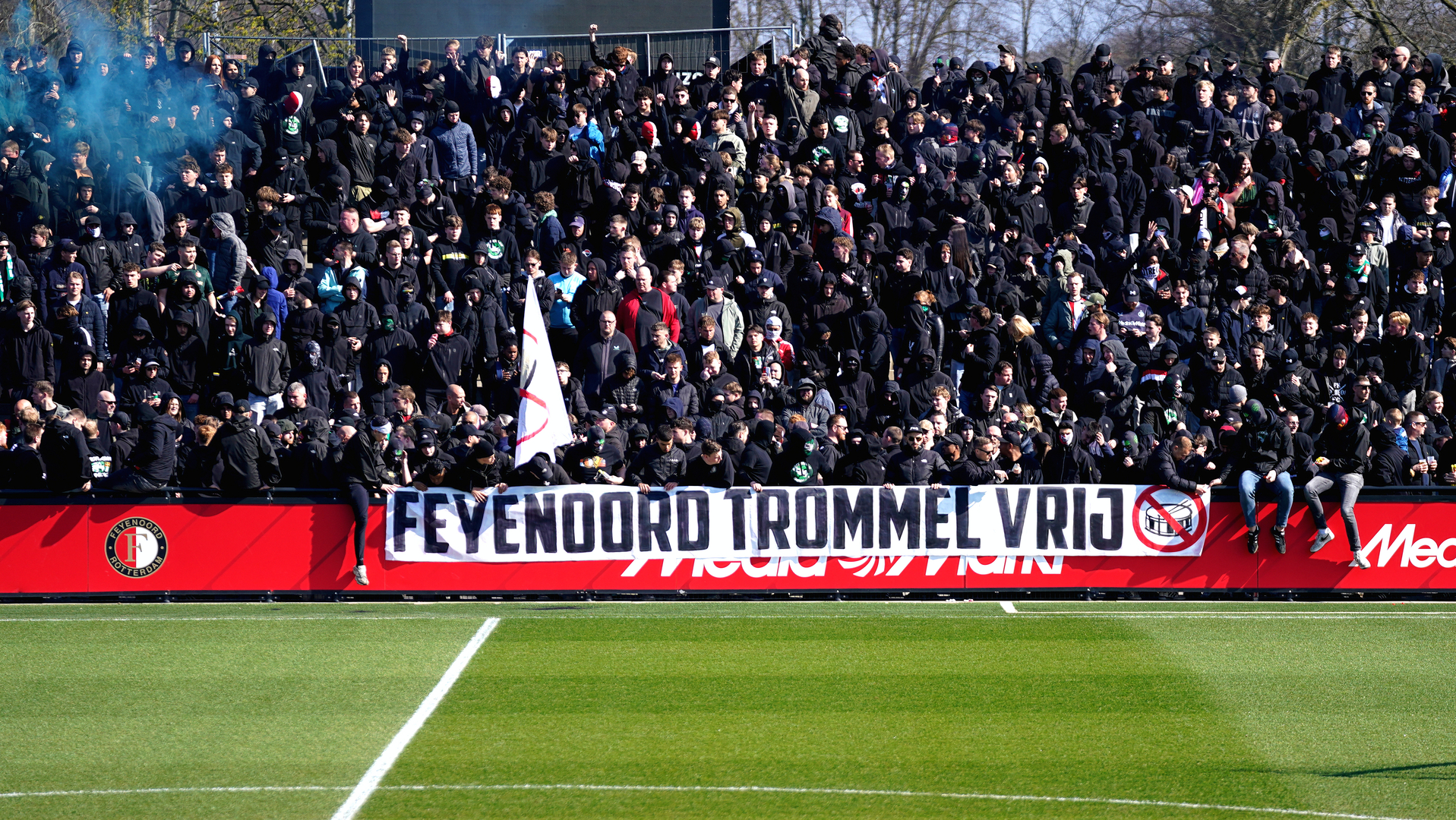 Een spandoek tegen trommels in de Kuip