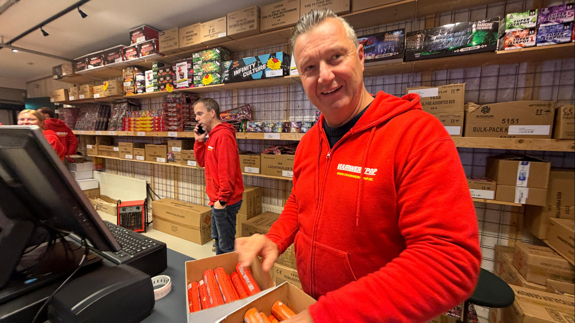 Leo Pap verkoopt voor de laatste keer vuurwerk vanuit zijn winkel in Dordrecht