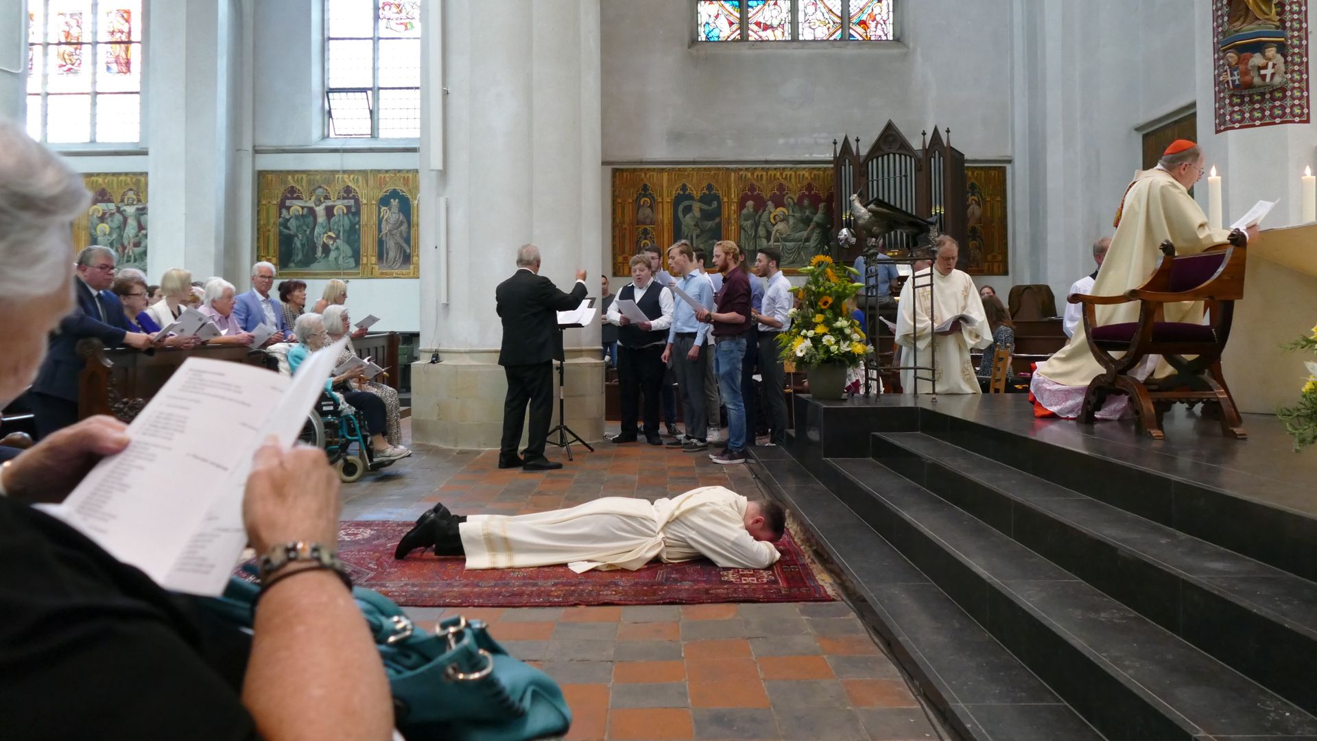 Bijzonder moment: Hengeloër door aartsbisschop in Utrecht tot priester