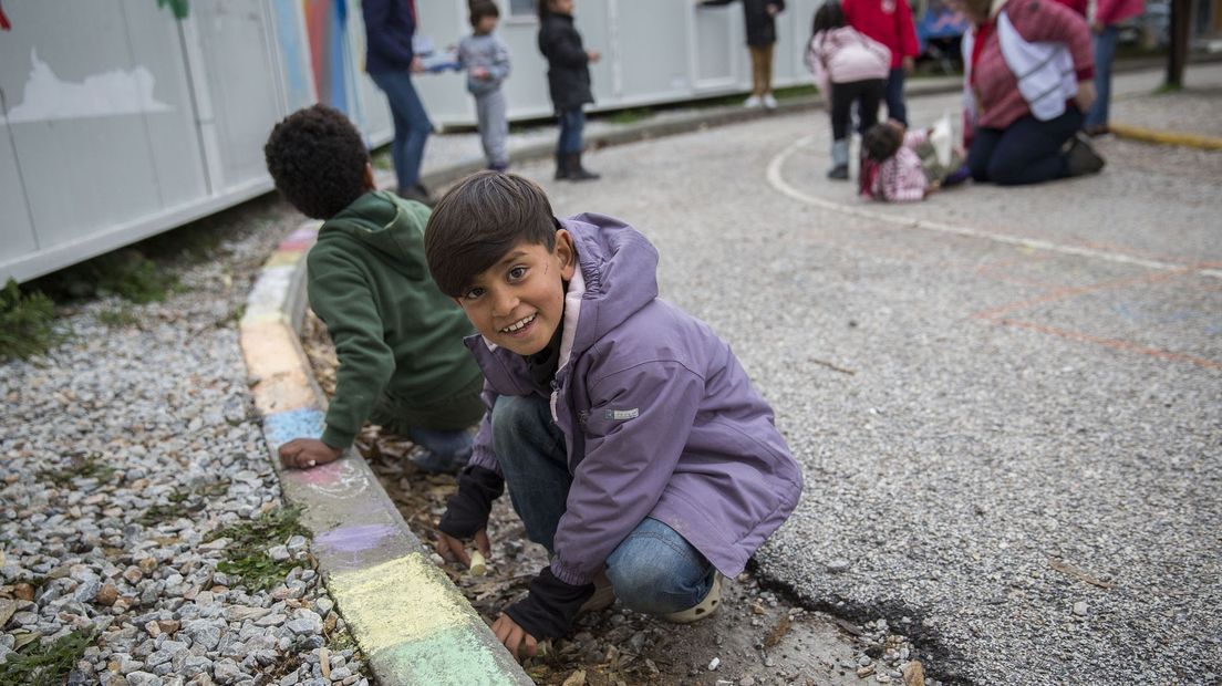 Kinderen spelen in een Grieks vluchtelingenkamp (archief)