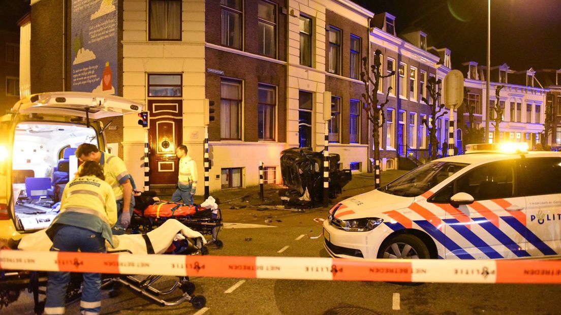 De politie zette een deel van de Catharijnesingel af voor verkeer na de crash.