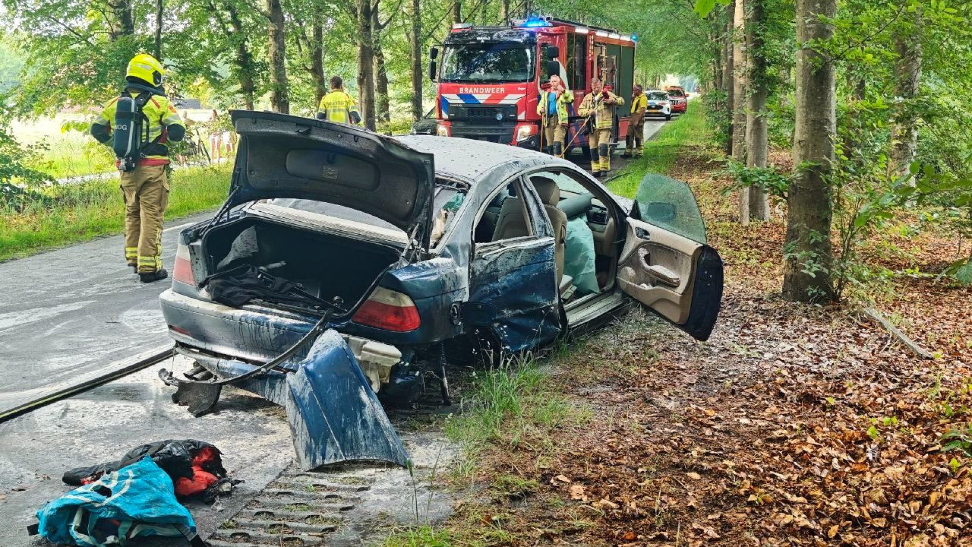 Twee gewonden nadat auto boom raakt en vlam vat