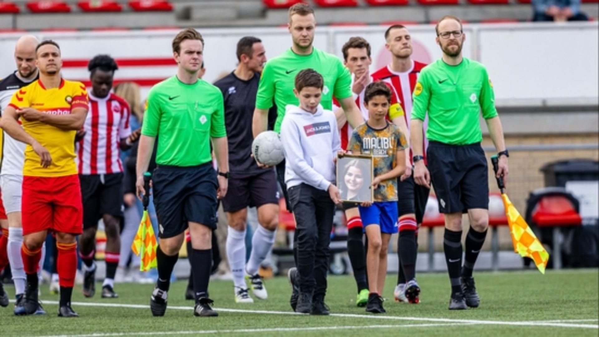 Afgelopen zaterdag werd bij Alphense Boys, waar Lotte zelf ook heeft gespeeld, een minuut stilte gehouden: