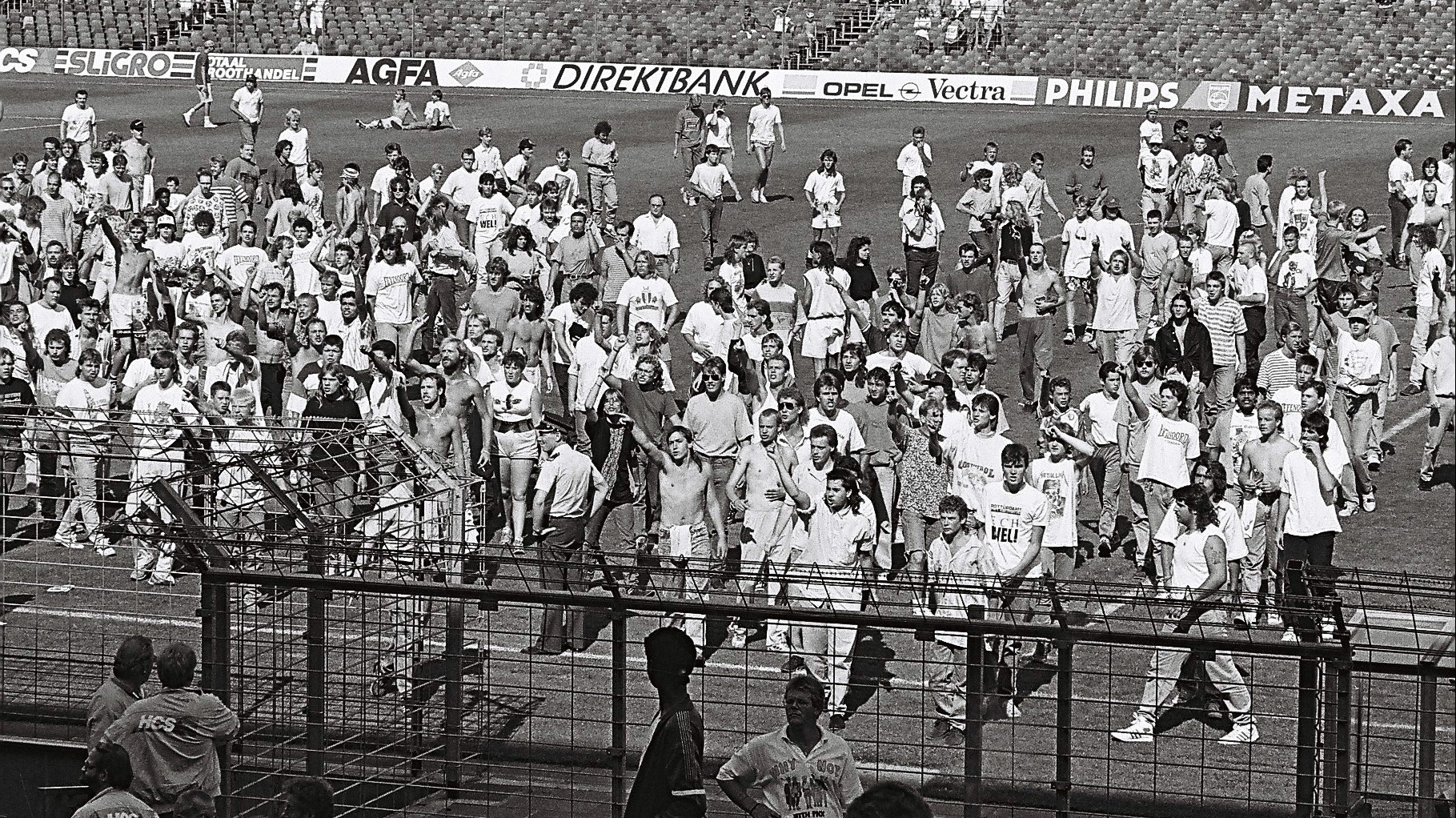 Supporters van Feyenoord op het veld van De Kuip in 1989