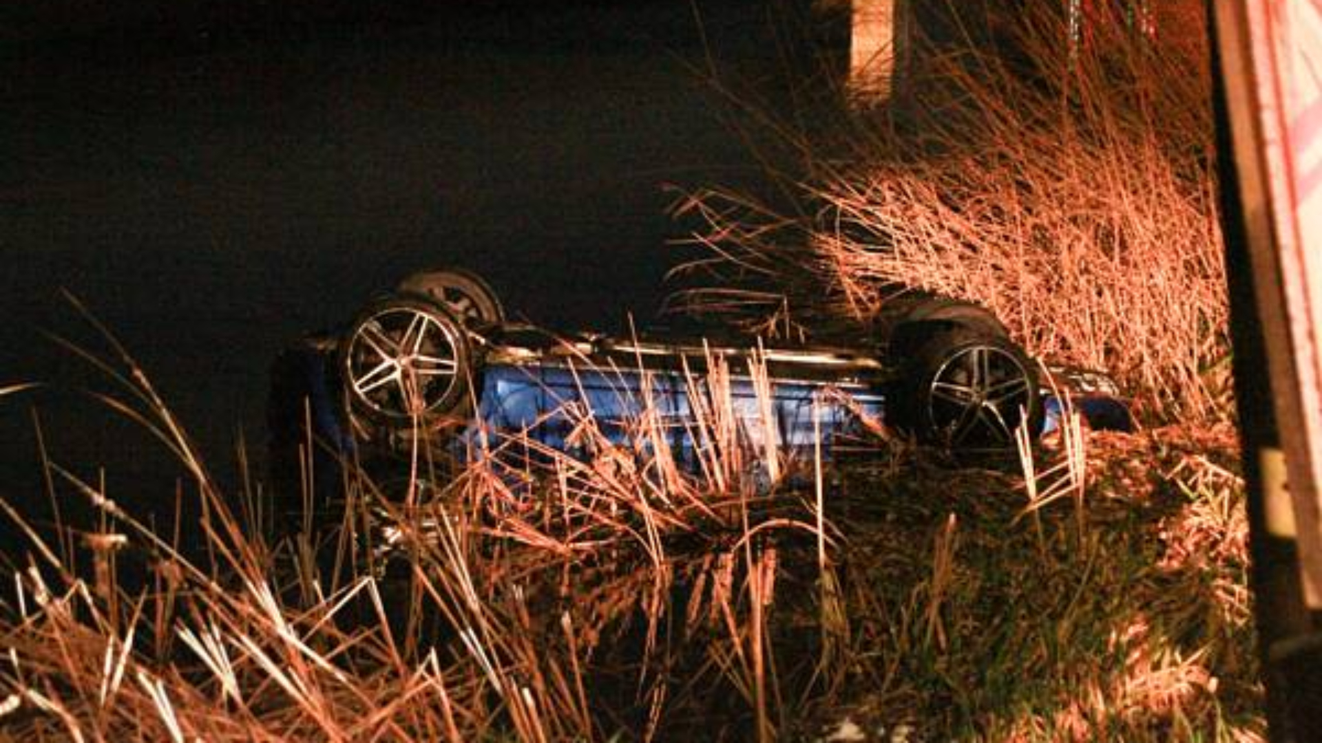 Auto ondersteboven in sloot in Groot-Ammers.