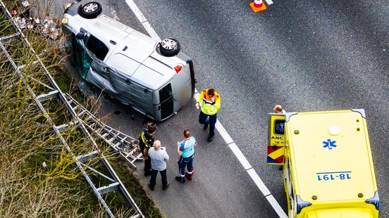 Ongeluk met bestelbus leidt tot uur vertraging op snelweg in avondspits