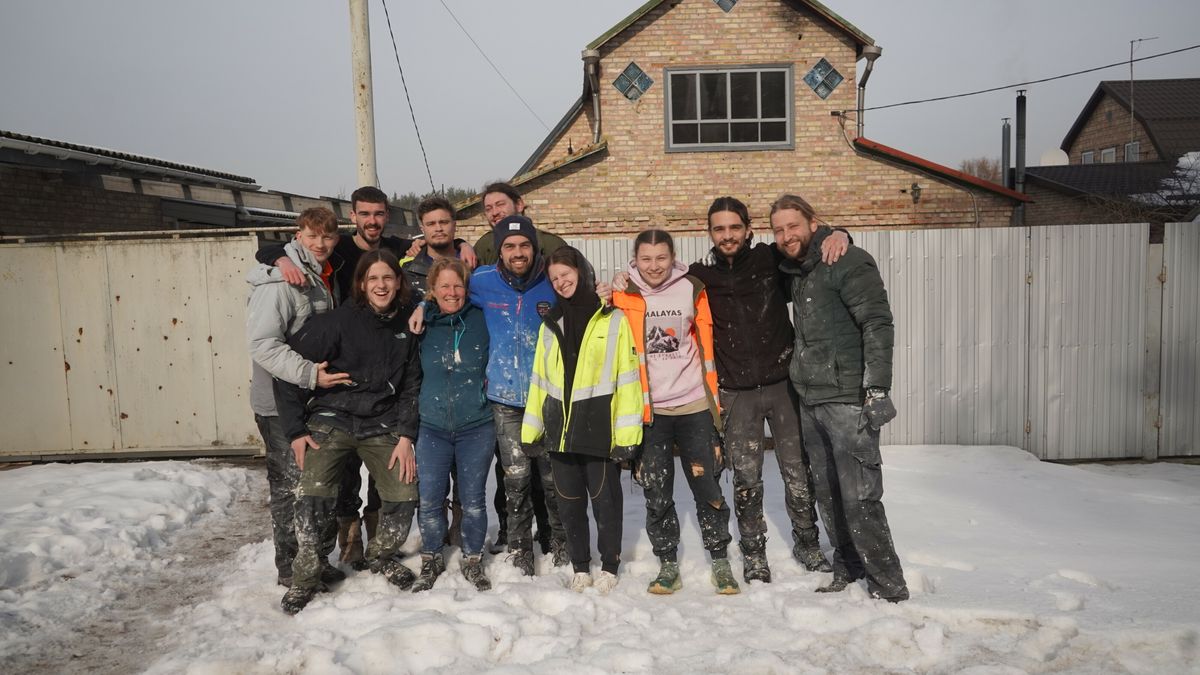 Assenaren helpen kapotgeschoten huizen herstellen in Oekraïne