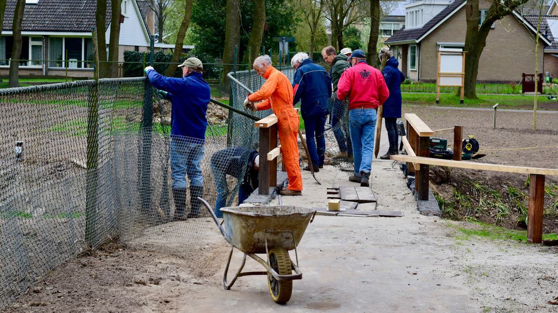 Inwoners van Oosterhesselen bezig met de laatste klusje (Rechten: Steven Stegen/RTV Drenthe)