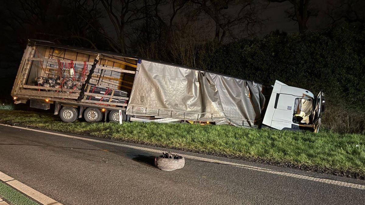112 Nieuws: Chaos op N35 bij Enschede door botsing tussen auto en vrachtwagen