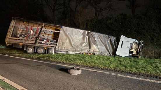 N35 bij Enschede tot in de nacht dicht na zware aanrijding tussen auto en vrachtwagen. N35 bij Enschede tot in de nacht dicht na zware aanrijding tussen auto en vrachtwagen.
