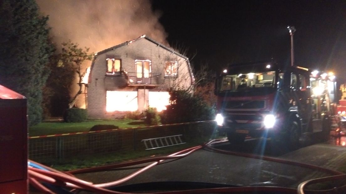 Een huis aan de Oude Voskuilersteeg in Wezep is door brand volledig verwoest. Er zijn drie gewonden gevallen. Boven het brandende pand was op een gegeven moment vuurwerk te zien, dat door de brand in het huis werd ontstoken.