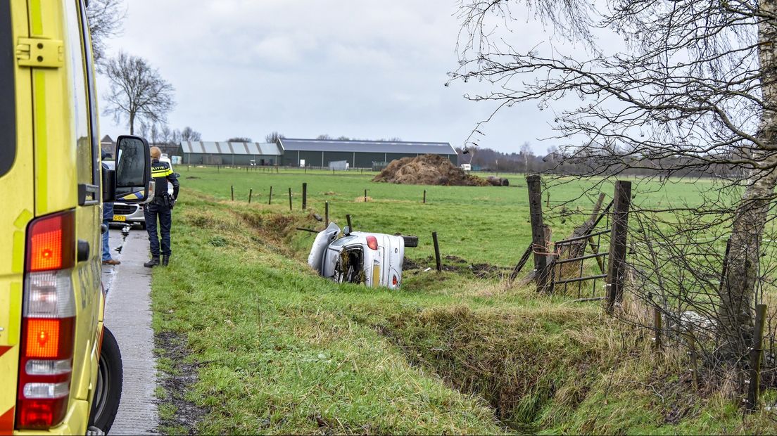 Auto in de sloot na slippartij