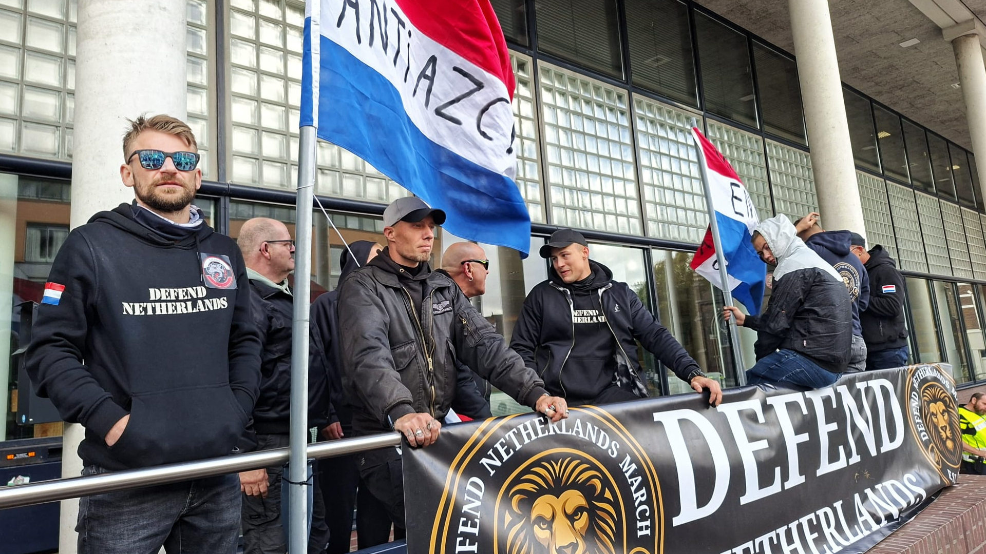 Defend Netherlands, die ook bij de uit de hand gelopen rellen in Den Haag waren, waren ook in Schiedam