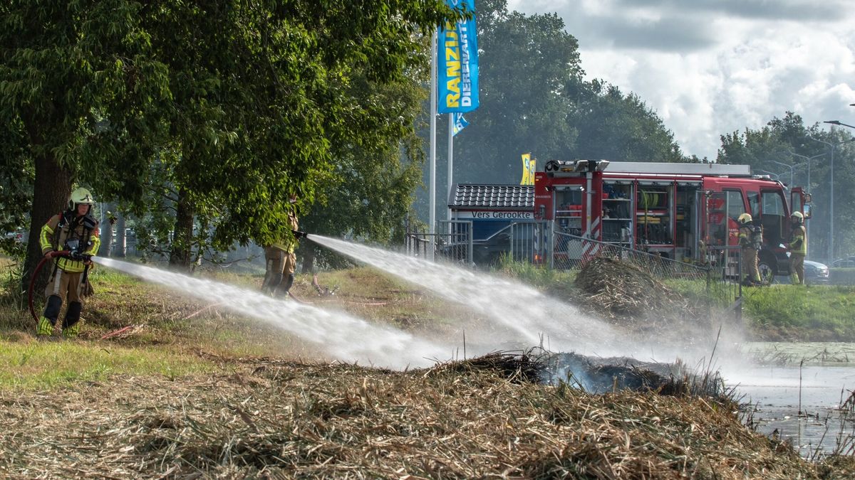 Auto raakt bij Oosterwolde van de weg